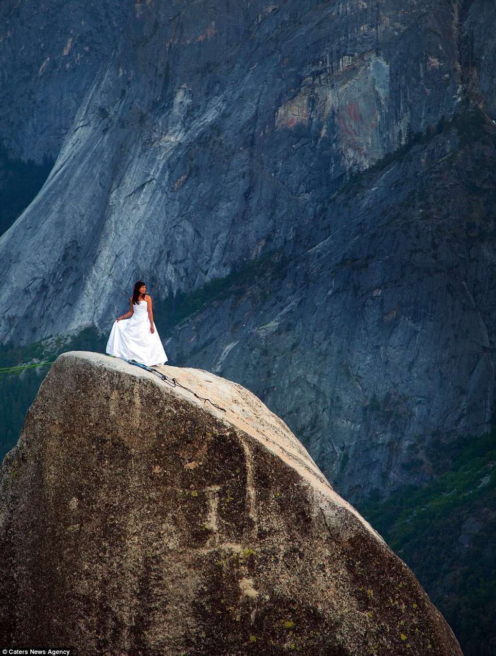 Экстремальное бракосочетание на вершине скалы