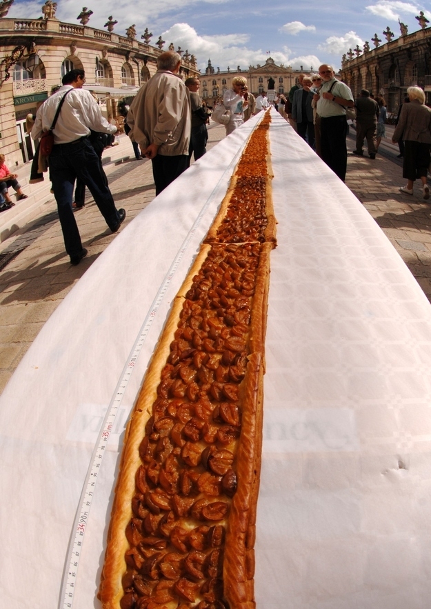 Вишнево-сливовый пирог длиной 320 метров