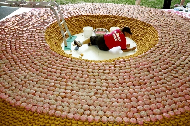Огромный пончик, состоящий из 90 000 маленьких пончиков