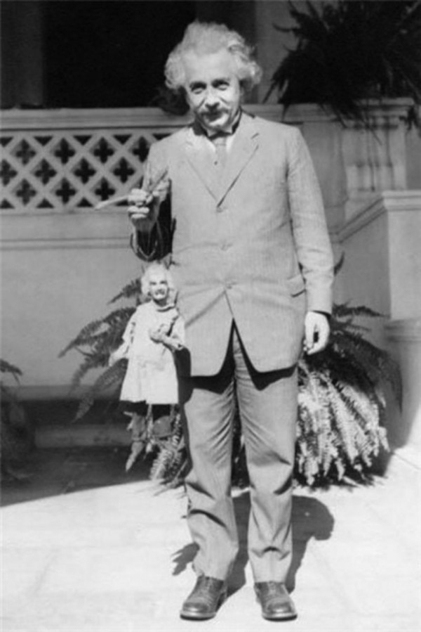 Альберт Эйнштейн с куклой-Альбертом Эйнштейном