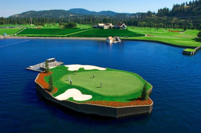 Плавающее поле для гольфа на курорте Coeur d'Alene Resort