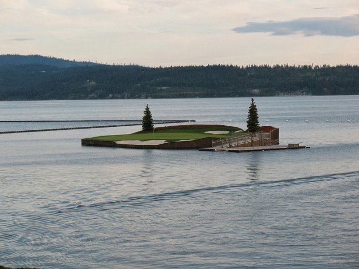 Плавающее поле для гольфа на курорте Coeur d'Alene Resort