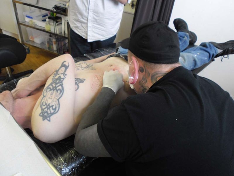 Татуировщик вырезал на теле клиента непонятный узор