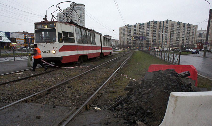 В Петербурге случайно закатали в асфальт трамвайные пути