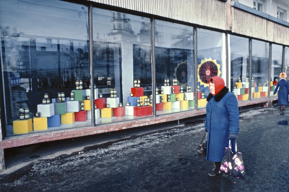 Иркутск. Продуктовый магазин на улице Тимирязева напротив Крестовоздвиженской церкви.