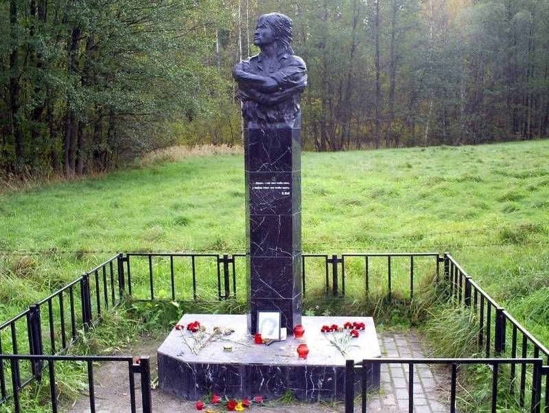 Памятники легендарному музыканту Виктору Цою 