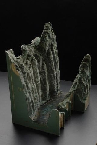 Скульптуры из старых книг Гая Ларами