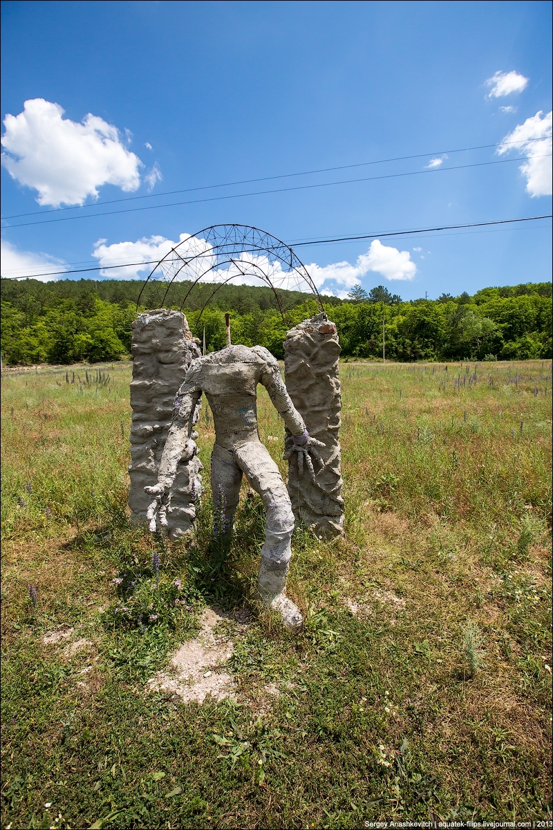 Крымское кладбище железобетонных животных