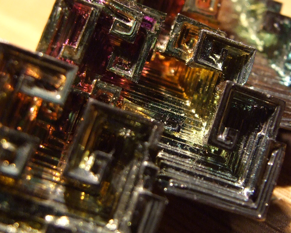 Удивительные кристаллы висмута