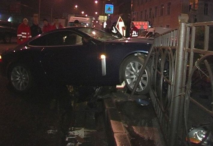 В Киеве Jaguar на бешеной скорости влетел в забор
