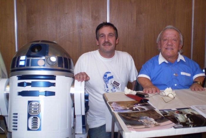 Жизнь популярного дроида R2-D2 в фотографиях