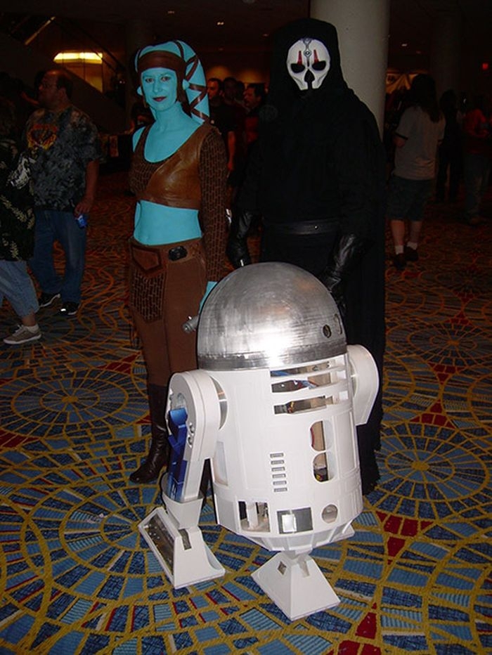 Жизнь популярного дроида R2-D2 в фотографиях