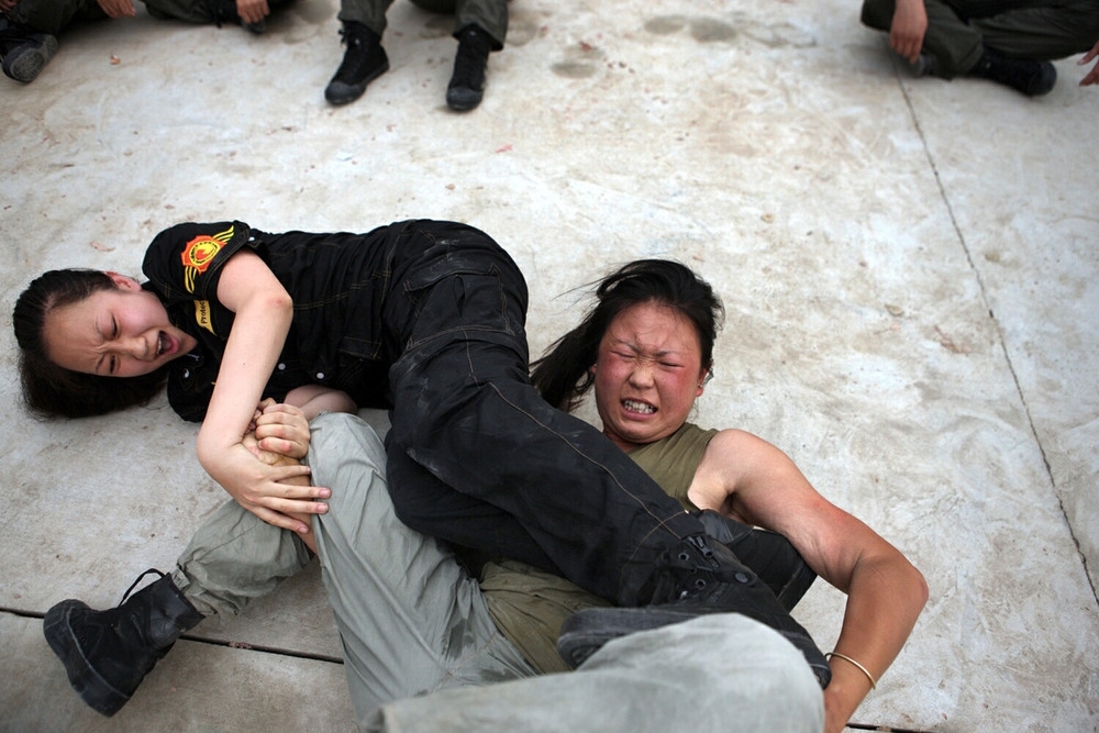 Как готовят девушек-телохранителей в Академии безопасности Чингиса