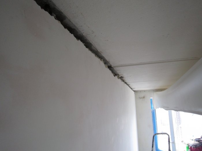 Почему отошла стена. Отходит потолок от стен. Натяжной потолок отошел от стены. Пустота между стеной и потолком. Отошли панели от потолка.