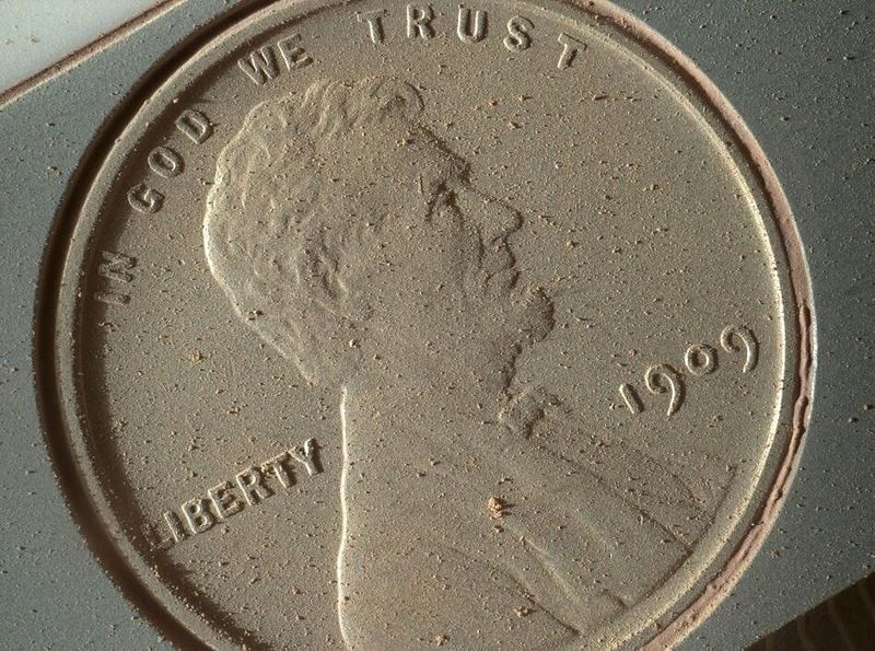 Запылившаяся монетка на борту марсохода