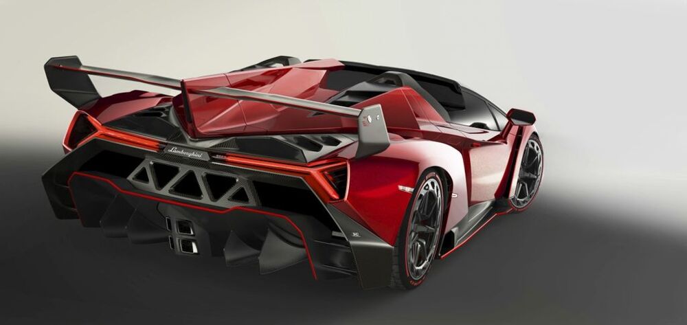 Veneno Roadster привезли в Эмираты на авианосце