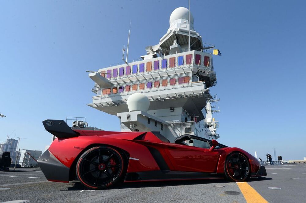 Veneno Roadster привезли в Эмираты на авианосце
