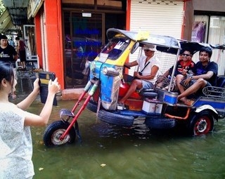 Во время наводнения в Тайване, люди поневоле становились лайфхакерами