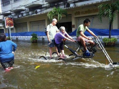 Во время наводнения в Тайване, люди поневоле становились лайфхакерами