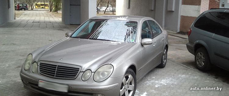 В Минске обили краской  припаркованный на тротуаре автомобиль