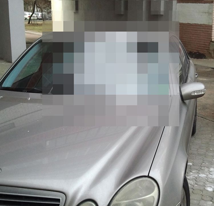 В Минске обили краской  припаркованный на тротуаре автомобиль