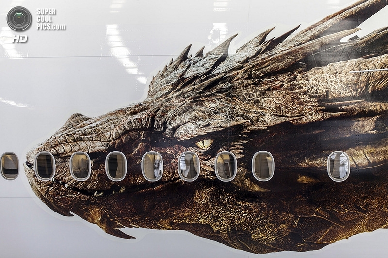 Самолёт с гигантским изображением дракона Смауга