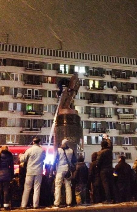 Жертвой демонстрантов стал памятник Ленину