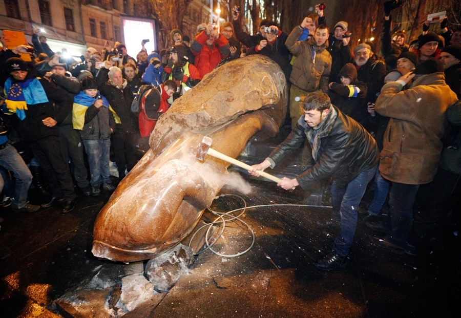 В Киеве протестующие снесли памятник Ленину