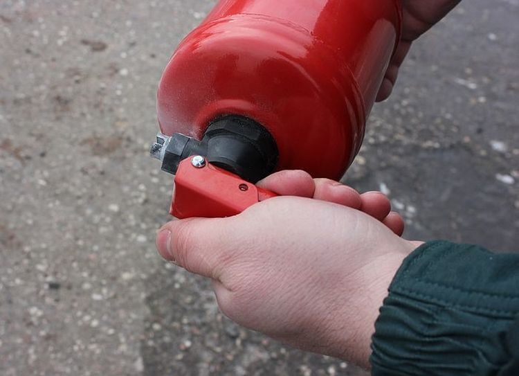 Что можно потушить автомобильным огнетушителем?