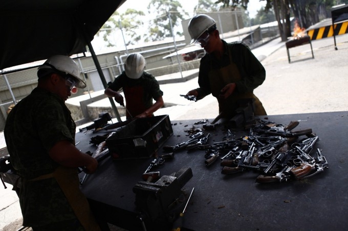 Как уничтожают оружие в Мексике