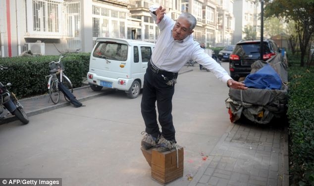 Каждое утро Zhang Fuxing надевает специальную обувь весом 405 кг