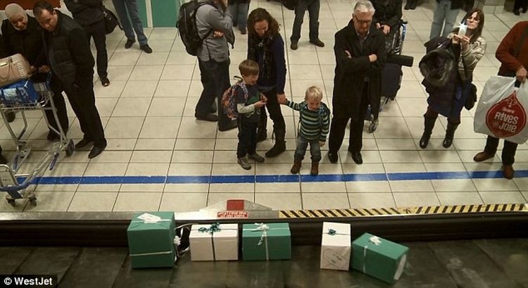 Рождественское чудо! Авиакомпания WestJet дарит пассажирам подарки!