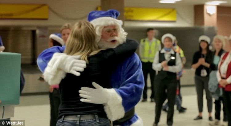 Рождественское чудо! Авиакомпания WestJet дарит пассажирам подарки!