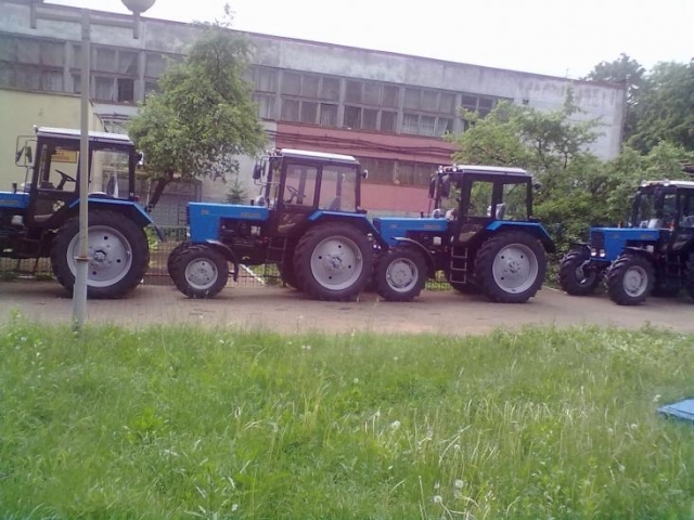 Территория МТЗ заставлена тракторами