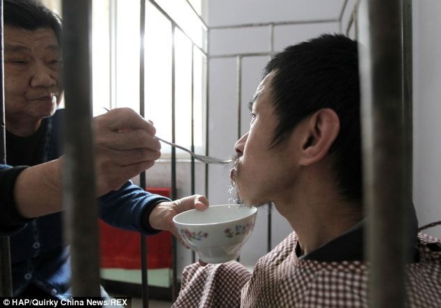 В Китае мать более 40 лет держит сына в клетке