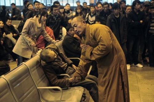 Монах рядом с пожилым человеком, который внезапно умер, ожидая поезда 