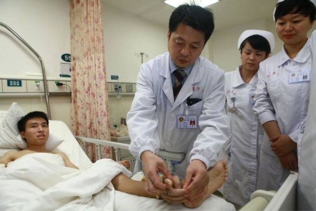 Китайские врачи успешно пересадили кисть с ноги пациента