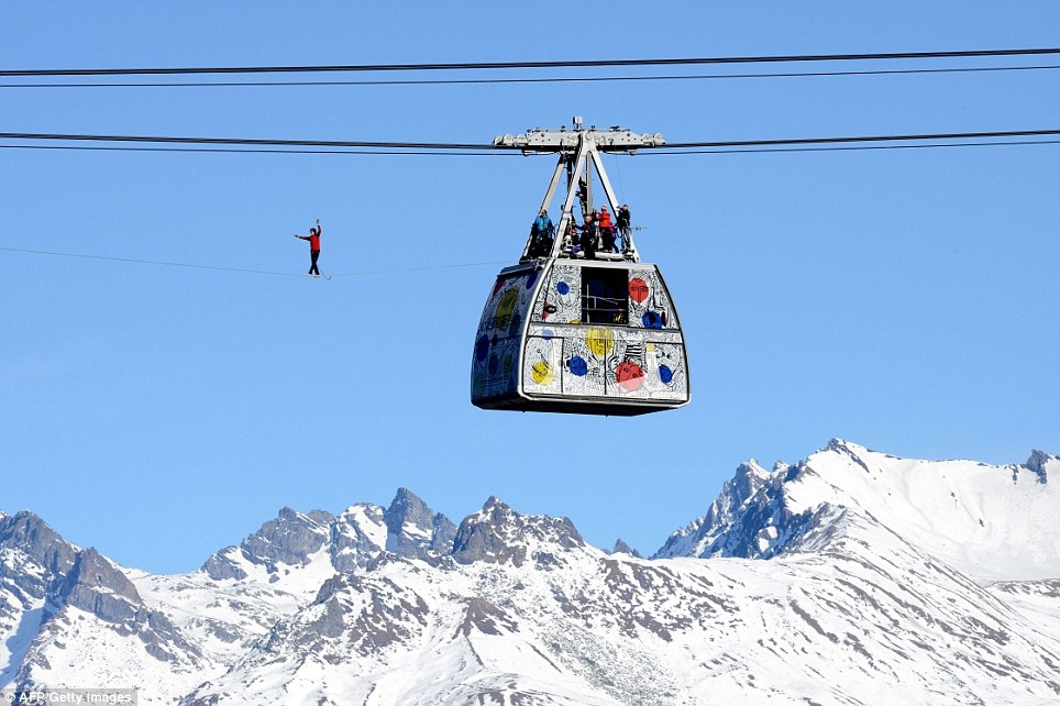 Французский хайлайнер прошелся по натяжному тросу на высоте 1200 футов