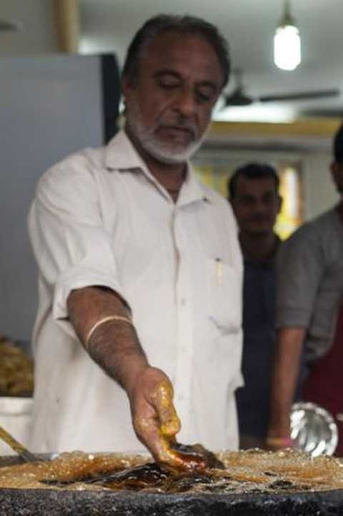 Индийский шеф-повар готовит рыбу самым необычным способом в мире