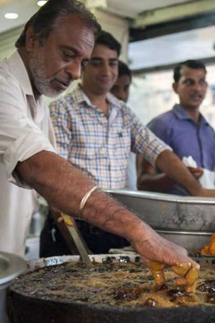 Индийский шеф-повар готовит рыбу самым необычным способом в мире