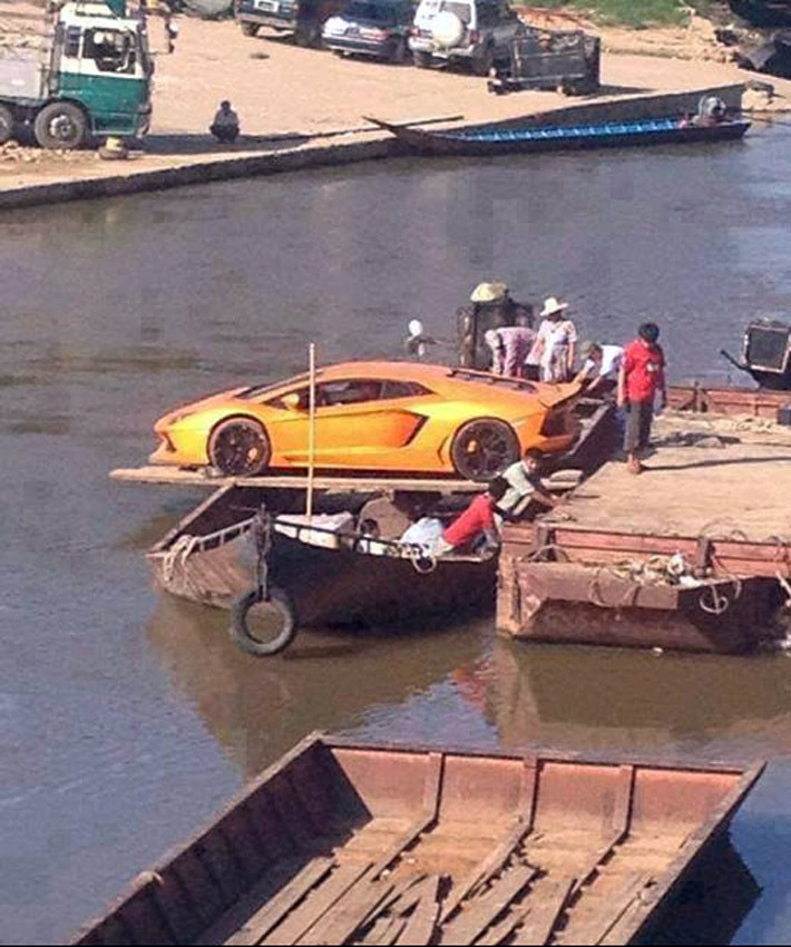 Переправа Lamborghini Aventador через реку