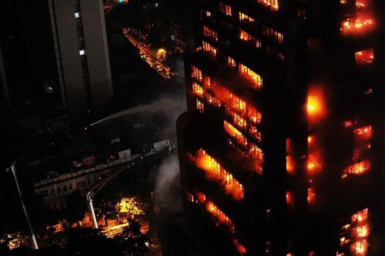 Ужасный пожар в китайском небоскребе