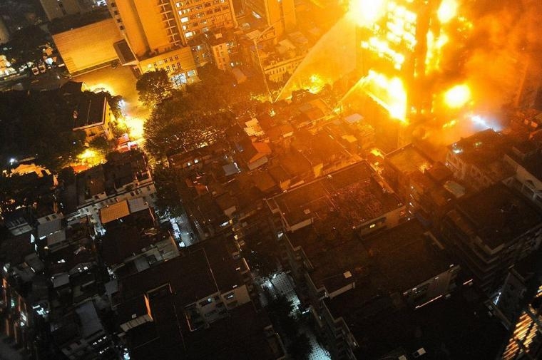 Ужасный пожар в китайском небоскребе
