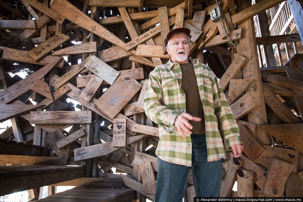Американец построил 10-этажный деревянный дом на белом дубе