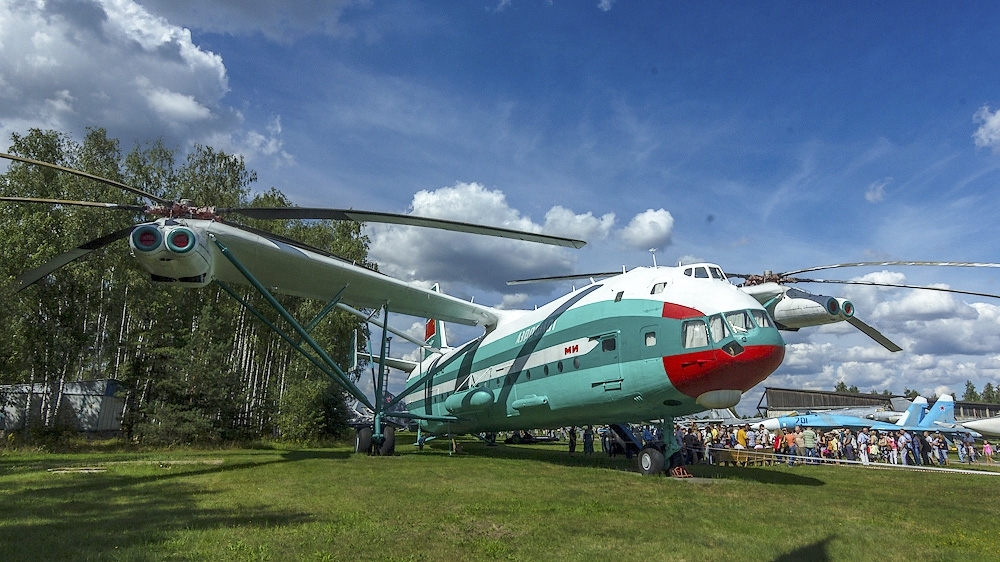 Вертолёт В-12 и самолет Ту-144 в музее ВВС 