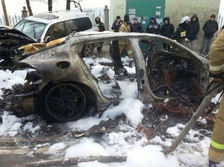 Porsche из свадебного кортежа сгорел в Махачкале
