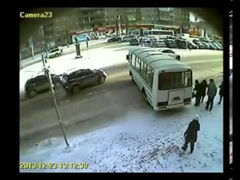 В центре Новосибирска ПАЗ сбил двух пенсионеров 