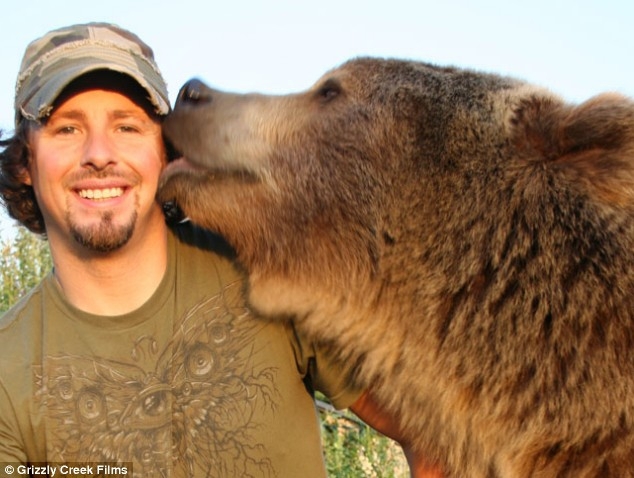Удивительная история дружбы человека и медведя гризли
