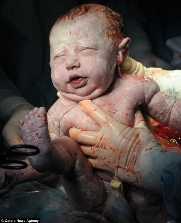 Первое дыхание новорожденного младенца