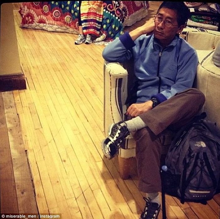 Фотографии уставших мужчин в торговых центрах